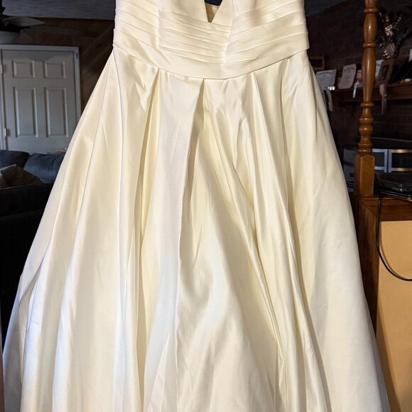 David's Bridal Collection  Cummerbund Satin Ball Gown Wedding Dress STYLE # V384 - Picture 3 of 6